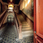 stilo - la scalinata all'interno del palazzo della ferdinandea con gli stemmi del regno delle due sicilie dipinti sulle pareti
