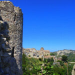 stilo - san domenico e in primo piano una delle antiche torri della cinta muraria medievale